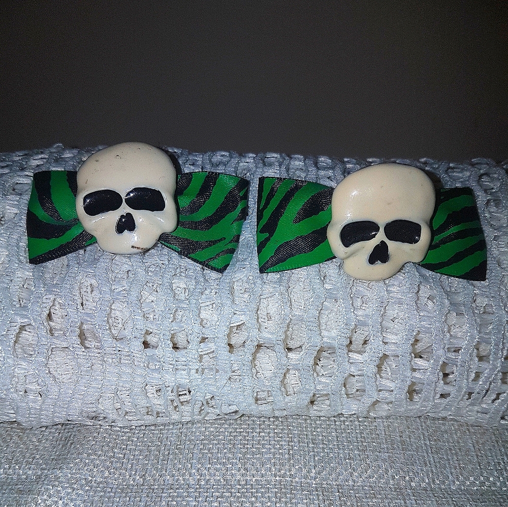 Pair of skull barrettes, Cute!